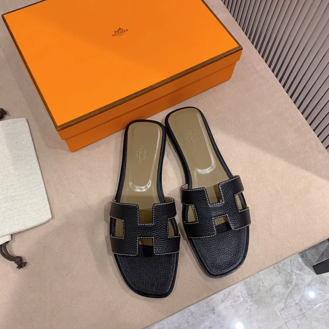 👟👟Ex-factory price 480👟👟 Litchi pattern cowhide series Newly revised version (Hermès) Packaging upgrade, version workmanship and material upgrade Hermes The highest version of handmade shoes in the market Top product Hermès H slippers Flat slippers —————————— The most classic, real handmade shoes, even the number of stitches is the same as the original version, purely handmade by masters The highest version in the industry Italian imported cowhide + original customized Australian sheepskin feet + genuine leather outsole, top exclusive packaging box 35-39 (34.40.41.42 custom-made, non-refundable)